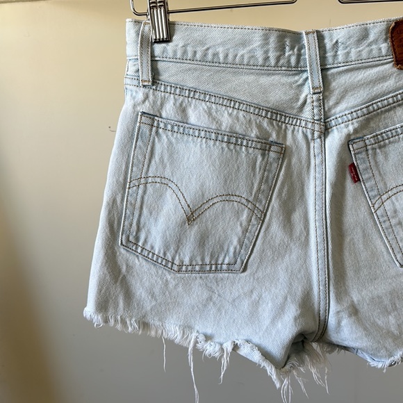 Vintage Levi’s wedgie button fly high rise frayed distressed rigid denim shorts - Picture 12 of 16